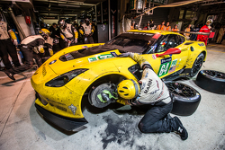 Pit stop per #64 Corvette Racing Corvette C7.R: Jordan Taylor, Oliver Gavin, Tommy Milner