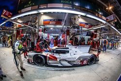 Parada d pits para el #8 Audi Sport Team Joest Audi R18 e-tron quattro: Lucas di Grassi, Loic Duval, Oliver Jarvis
