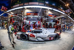 Parada d pits para el #8 Audi Sport Team Joest Audi R18 e-tron quattro: Lucas di Grassi, Loic Duval, Oliver Jarvis