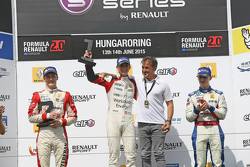 Подиум: Кевин Йорг, Josef Kaufmann Racing, второй, Луи Делетраз, Josef Kaufmann Racing, победитель, Жан Алези и Джейк Хьюз, Koiranen, третий