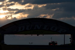Salida del sol en el puente Dunlop con nubes