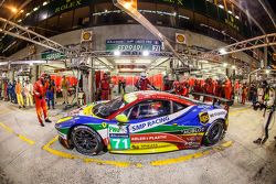 Parada de pits para el #71 AF Corse Ferrari 458 GTE: Davide Rigon, James Calado, Olivier Beretta