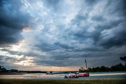 #83 AF Corse Ferrari 458 GTE: Emmanuel Collard, Rui Aguas, François Perrodo, #17 Porsche Team Porsch