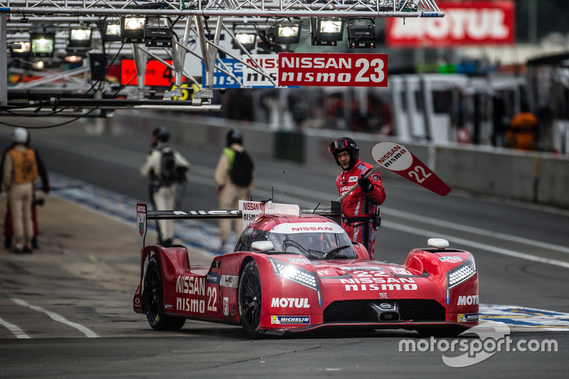 Parada de pits para el #22 Nissan Motorsports Nissan GT-R LM NISMO: Harry Tincknell, Alex Buncombe, 