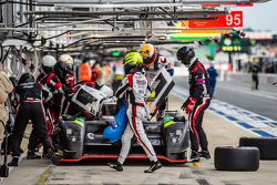 Arrêt aux stands pour la #42 Strakka Racing Strakka-Dome S103 : Nick Leventis, Jonny Kane, Danny Watts