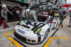 Pit stop per #91 Porsche Team Manthey Porsche 911 RSR: Richard Lietz, Jörg Bergmeister, Michael Chri