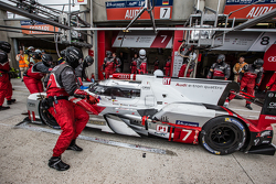 Parada de pits para el #7 Audi Sport Team Joest Audi R18 e-tron quattro: Marcel Fässler, Andre Lotte