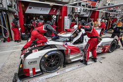 Pit stop for #7 Audi Sport Team Joest Audi R18 e-tron quattro: Marcel Fässler, Andre Lotterer, Benoit Tréluyer