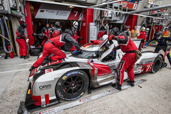 Parada de pits para el #7 Audi Sport Team Joest Audi R18 e-tron quattro: Marcel Fässler, Andre Lotte