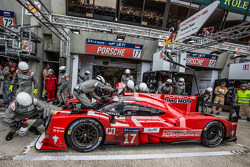 Arrêt aux stands pour la #17 Porsche Team Porsche 919 Hybrid : Timo Bernhard, Mark Webber, Brendon Hartley