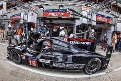 Parada de pits para el #18 Porsche Team Porsche 919 Hybrid: Romain Dumas, Neel Jani, Marc Lieb