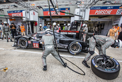 Pit stop for #18 Porsche Team Porsche 919 Hybrid: Romain Dumas, Neel Jani, Marc Lieb
