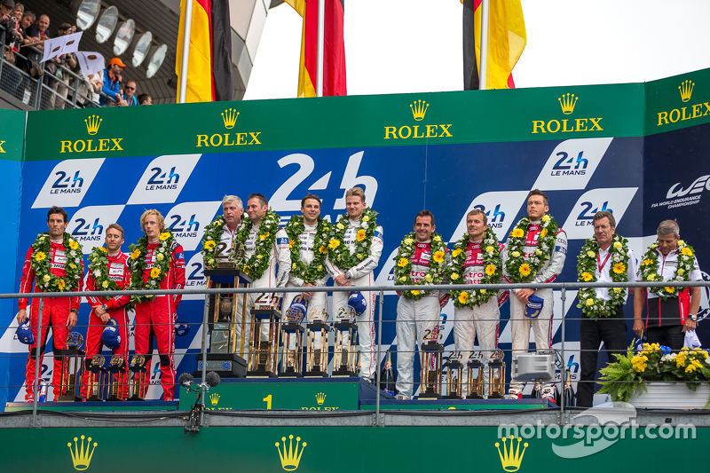 Podium LMP1 : les vainqueurs, Porsche Team : Nico Hulkenberg, Nick Tandy, Earl Bamber, les deuxièmes, Porsche Team : Timo Bernhard, Mark Webber, Brendon Hartley, les troisièmes, Audi Sport Team Joest Audi R18 e-tron quattro : Marcel Fässler, Andre Lotterer, Benoit Tréluyer