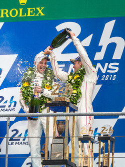 Podium LMP1 : les vainqueurs, Porsche Team : Nick Tandy and Earl Bamber fêtent leur victoire