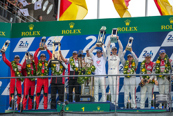 Podio LMP1: ganadores de clase y en general de Porsche Team: Nico Hulkenberg, Nick Tandy, Earl Bambe