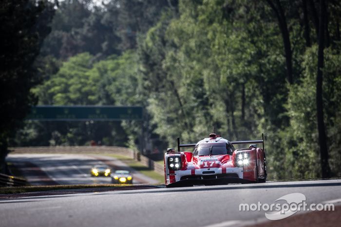 #17 Porsche Team Porsche 919 Hybrid: Timo Bernhard, Mark Webber, Brendon Hartley