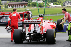 Sebastian Vettel, Ferrari SF15-T, à l'arrêt sur le circuit durant la première séance d'Essais Libres
