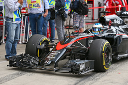 McLaren MP4-30 Фернандо Алонсо с новым крылом
