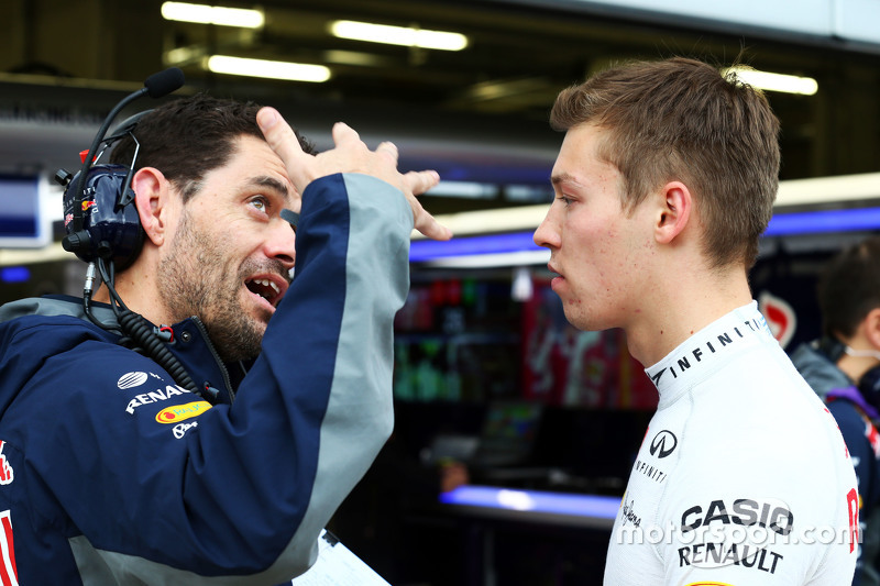 В боксах Red Bull Racing по ходу пятничной тренировки