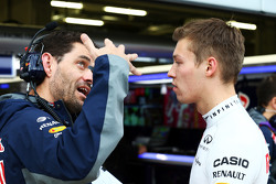 Гийом Рокклен, главный гоночный инженер команды Red Bull Racing и Даниил Квят, Red Bull Racing
