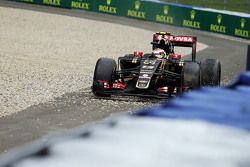 Pastor Maldonado, Lotus F1 E23 sort dans les graviers