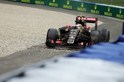 Пастор Мальдонадо, Lotus F1 E23 широко вышел из поворота