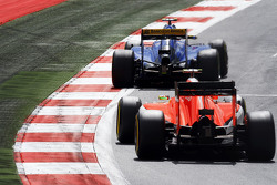 Фелипе Наср, Sauber C34 едет впереди Роберто Мери, Manor F1 Team