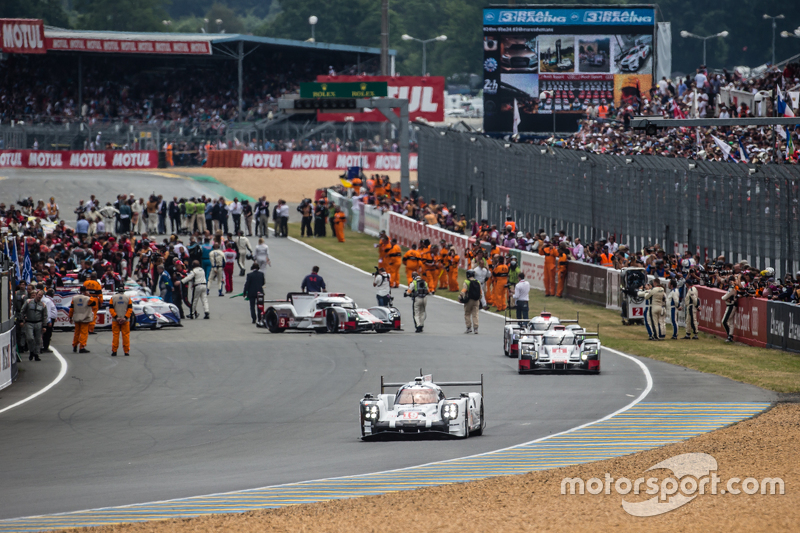 #19 Porsche Team Porsche 919 Hybrid: Nico Hulkenberg, Nick Tandy, Earl Bamber heads to recon lap