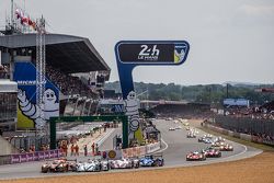 Start: #26 G-Drive Racing Ligier JS P2: Roman Rusinov, Julien Canal, Sam Bird and #41 Greaves Motorsport Gibson 015S: Gary Hirsch, Gaëtan Paletou, Jon Lancaster battle