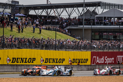Start: #26 G-Drive Racing Ligier JS P2: Roman Rusinov, Julien Canal, Sam Bird and #41 Greaves Motorsport Gibson 015S: Gary Hirsch, Gaëtan Paletou, Jon Lancaster battle