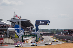 Start: #53 Riley Motorsports Dodge Viper GTS-R: Ben Keating, Jeroen Bleekemolen, Marc Miller