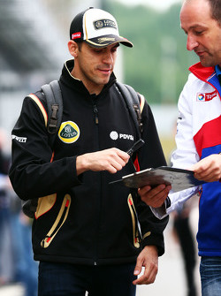 Pastor Maldonado, Lotus F1 Team, firma cosas para los aficionados.