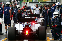 Valtteri Bottas, Williams FW37 et Felipe Massa, Williams FW37 in the pits