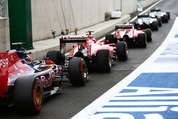 Nico Rosberg, Mercedes AMG F1 W06; Lewis Hamilton, Mercedes AMG F1 W06; Sebastian Vettel, Ferrari SF15-T; Kimi Raikkonen, Ferrari SF15-T; et Max Verstappen, Scuderia Toro Rosso STR10 à la sortie de la pitlane