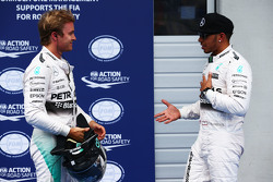 Второе место - Нико Росберг, Mercedes AMG F1 с напарником по команде - Льюисом Хэмилтоном, Mercedes