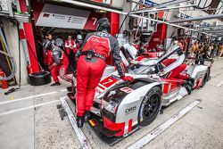 Arrêt au stand pour la #7 Audi Sport Team Joest Audi R18 e-tron quattro: Marcel Fässler, Andre Lotterer, Benoit Tréluyer