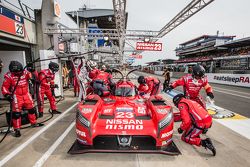 Arrêt aux stands pour la #23 Nissan Motorsports Nissan GT-R LM NISMO : Olivier Pla, Jann Mardenborough, Max Chilton