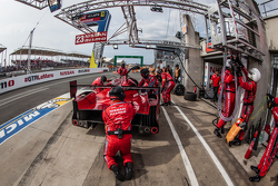 Pit stop per #23 Nissan Motorsports Nissan GT-R LM NISMO: Olivier Pla, Jann Mardenborough, Max Chilt