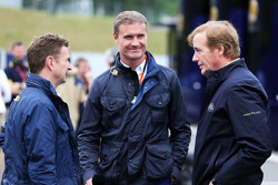 Allan McNish, BBC F1 Presentator met David Coulthard, BBC Televisie Commentator en Danny Sullivan, F