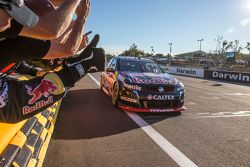 Yarış galibi Craig Lowndes, Triple Eight Race Engineering Holden, 100. galibiyetini kutluyor