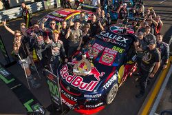 Il vincitore Craig Lowndes, Triple Eight Race Engineering Holden festeggia le sue 100 vittorie