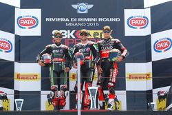 Podium: segundo lugar, Jonathan Rea, Kawasaki, el ganador, Tom Sykes, Kawasaki y el tercer lugar, Ch