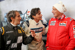 Alain Prost, with Nelson Piquet, and Niki Lauda, Mercedes Non-Executive Chairman at the Legends Parade