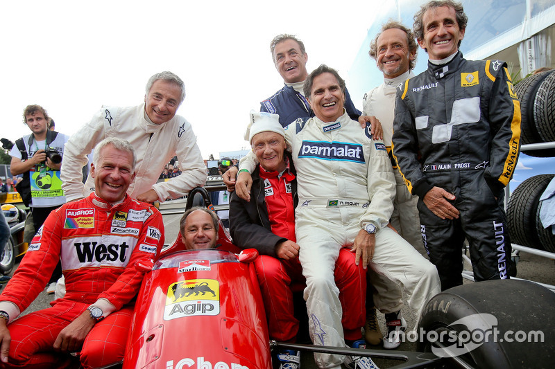 Les pilotes lors de la parade des Légendes : Christian Danner,; Riccardo Patrese,; Gerhard Berger,; Niki Lauda, Président non-exécutif de Mercedes; Jean Alesi,; Nelson Piquet,; Pierluigi Martini,; Alain Prost,.