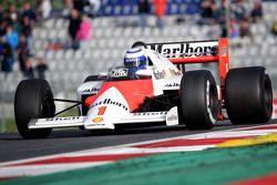 Alain Prost, dans la McLaren MP4/2B lors de la parade des Légendes