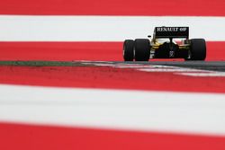 Riccardo Patrese, in the Renault RE50 en el desfile de leyendas