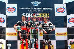 Podium : le deuxième Davide Giugliano, Ducati Team, le vainqueur Jonathan Rea, Kawasaki Racing Team, et le troisième Leon Haslam, Aprilia Racing Team