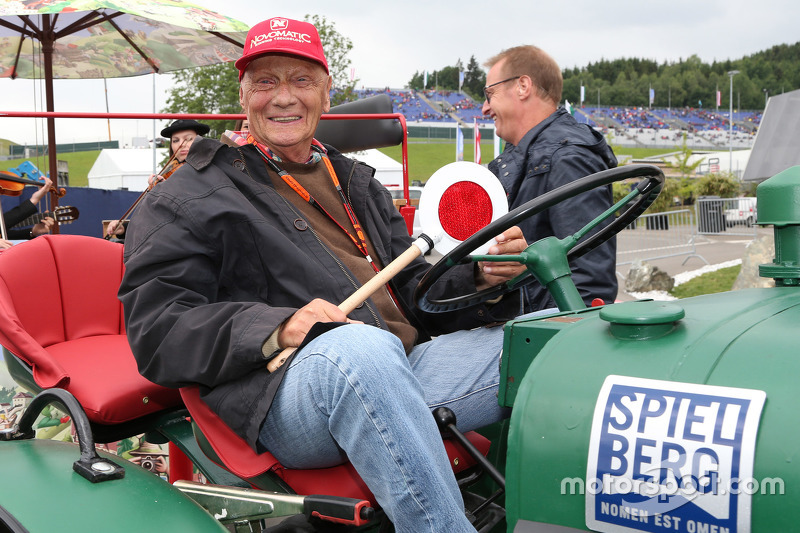 Niki Lauda, Presidente Non Esecutivo Mercedes su un trattore