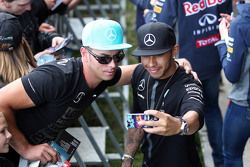 Lewis Hamilton, Mercedes AMG F1 avec des fans