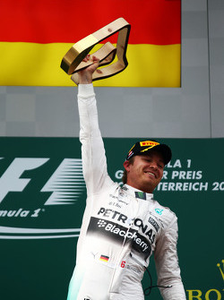 Победитель гонки - Нико Росберг, Mercedes AMG F1 празднует на подиуме
